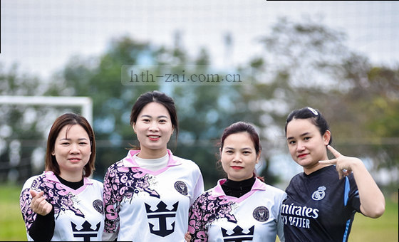 阳光穿过树叶缝隙，洒在开满野花的山坡上。